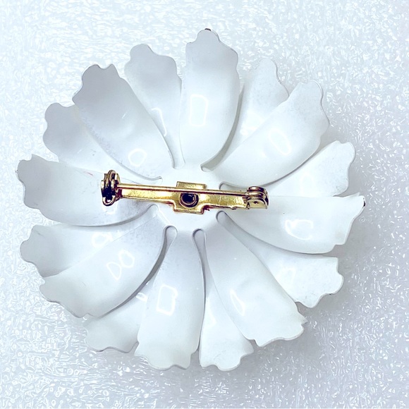 VINTAGE Daisy Brooch White and Yellow Enamel - Picture 3 of 5